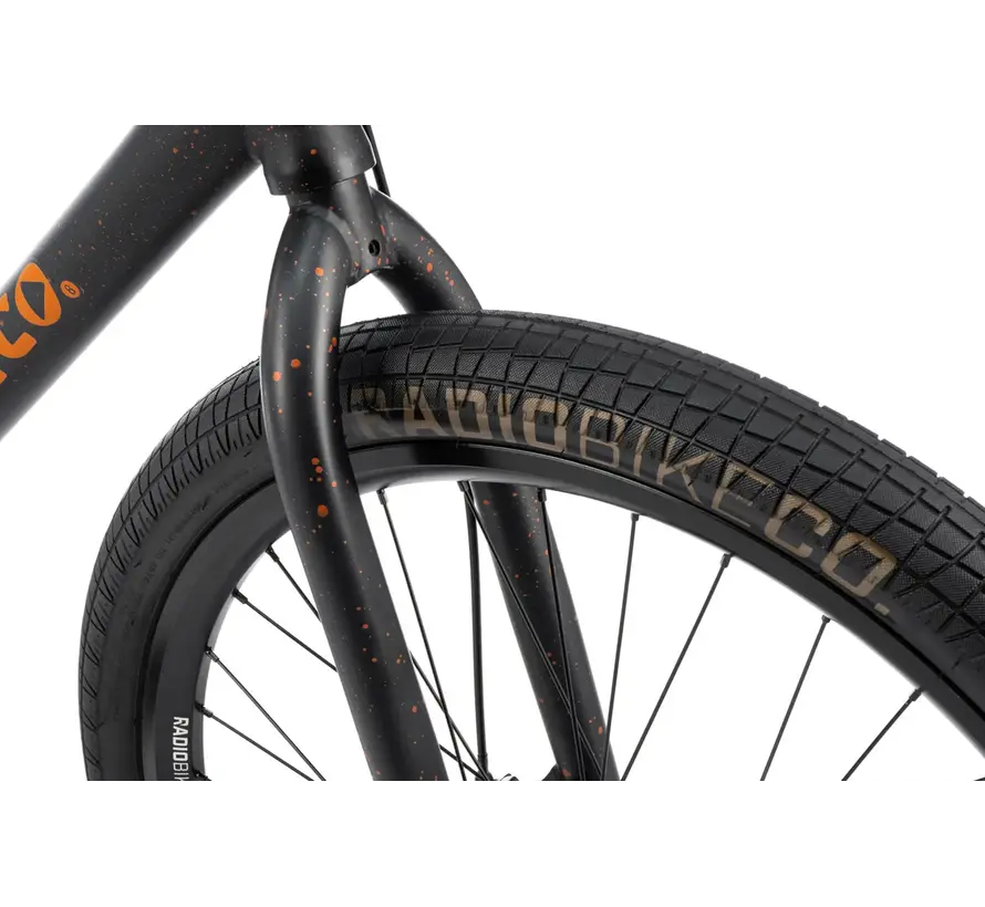 Bicicleta Radio Legion 26 Wheelie Bike Copper Splatter Freestyle Bike con ruedas grandes de 26 pulgadas y configuración robusta para calle.