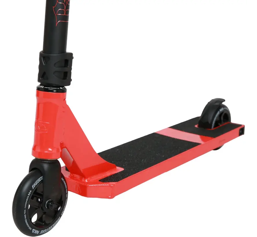 Patinete acrobático NKD Rally rojo, patinete acrobático freestyle con ruedas de núcleo de aluminio HIC Compression de 110 mm y altura total de 85 cm.