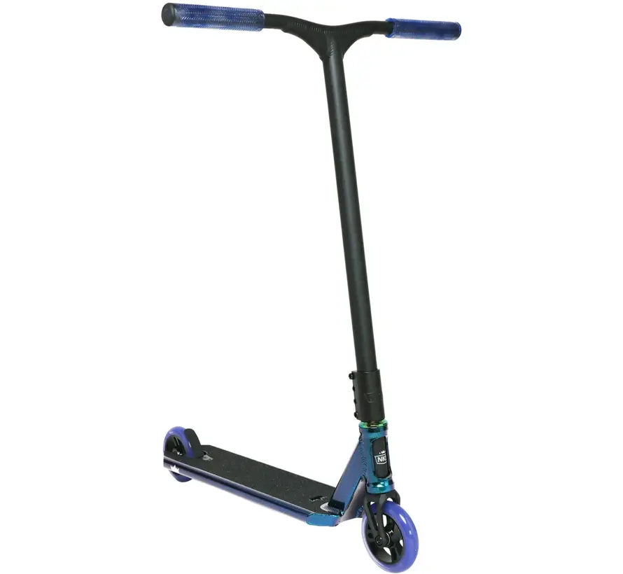 Trottinette freestyle NKD Rizz noire et violette, légère et maniable, idéale pour le park et la rue.