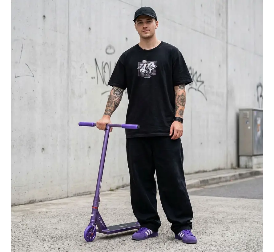 Trottinette freestyle NKD Mood violette, légère et équipée d'un système de compression HIC et de roues de 110 mm, idéale pour le park et la rue.