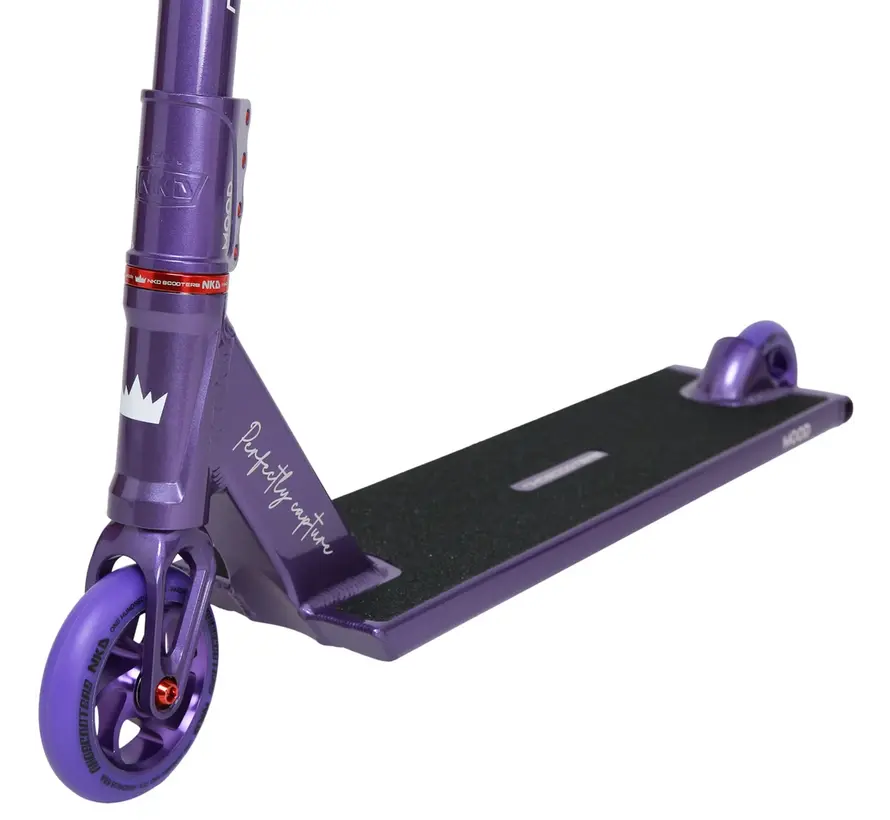 Trottinette freestyle NKD Mood violette, légère et équipée d'un système de compression HIC et de roues de 110 mm, idéale pour le park et la rue.