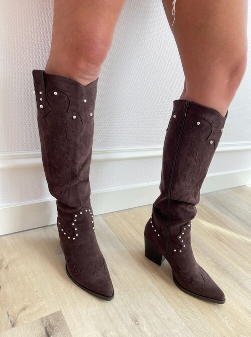 Brown coyboy boots