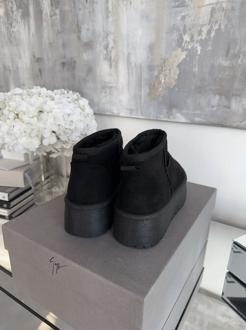 Platform boots black