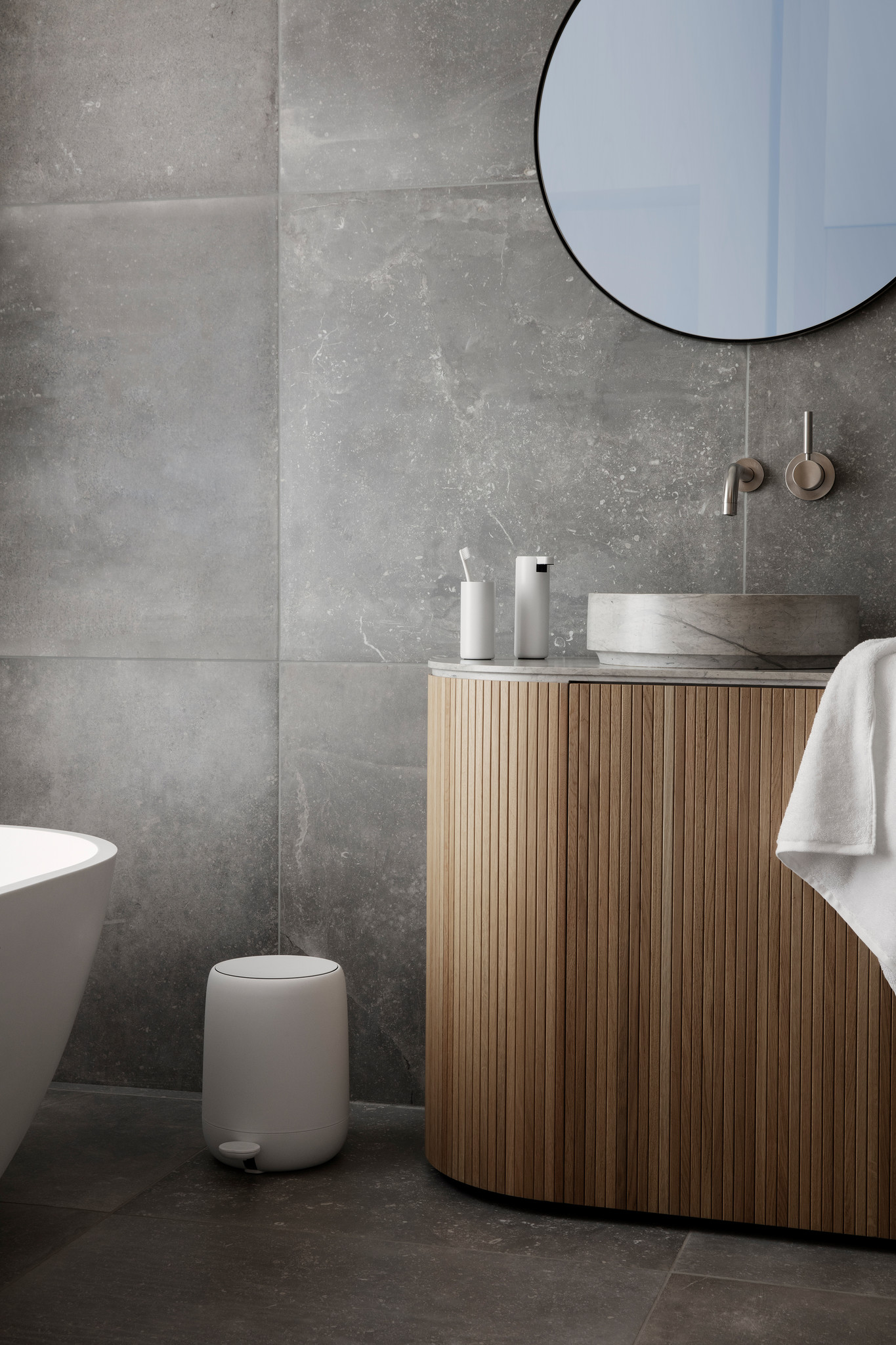 Brosse de toilette suspendue au design minimaliste dans différentes  couleurs Torino