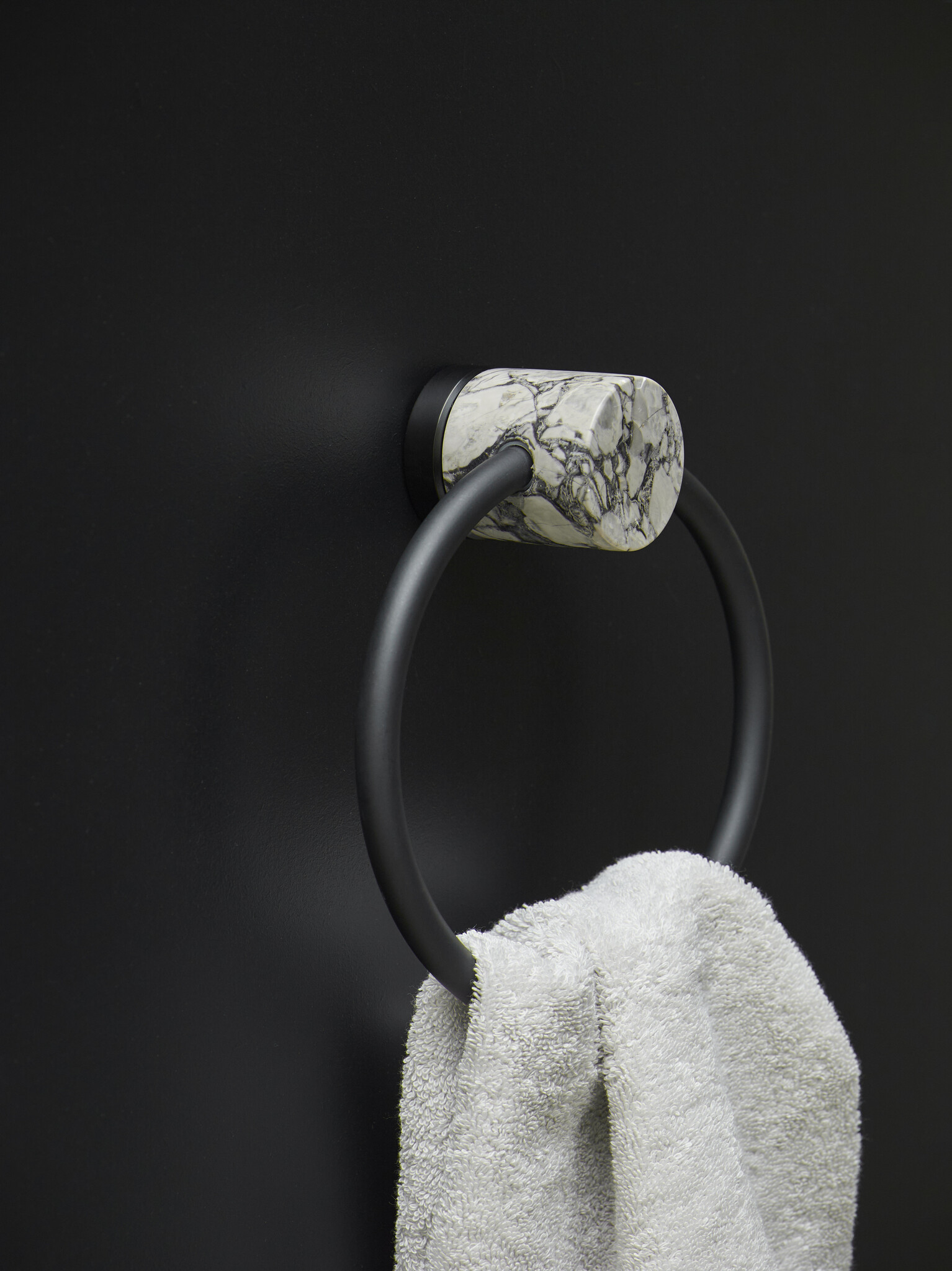 Anello porta asciugamano Aquanova NERO - pietra naturale grigia + acciaio  nero - Bath & Living