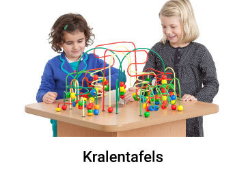 Kinderen spelen aan kralentafel