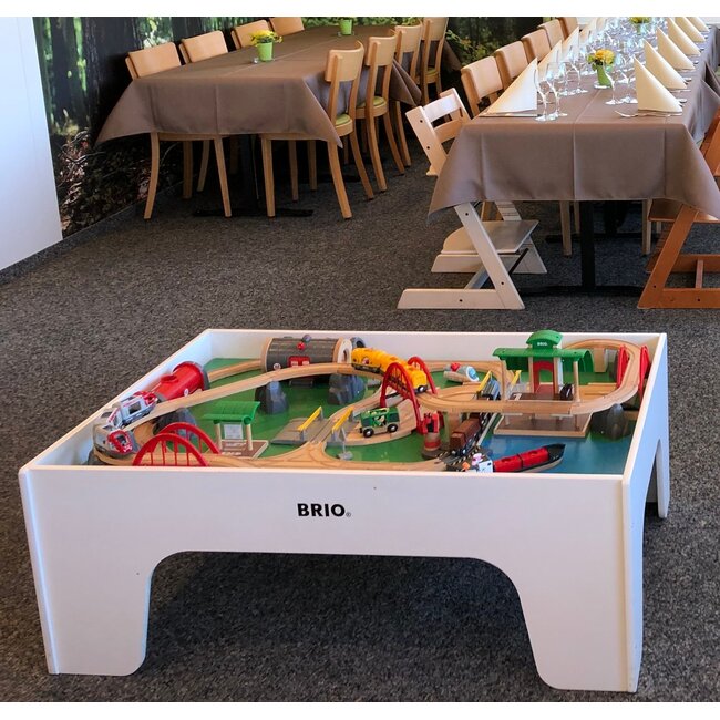 Brio treintafel inclusief treinenset, speelplaat en wit onderstel