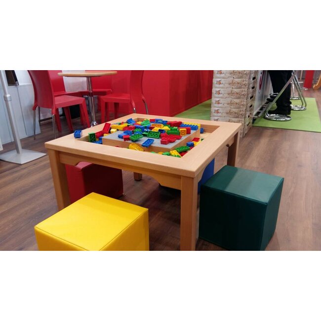 Tafel voor Duplo met 4 poefjes en bouwblokken