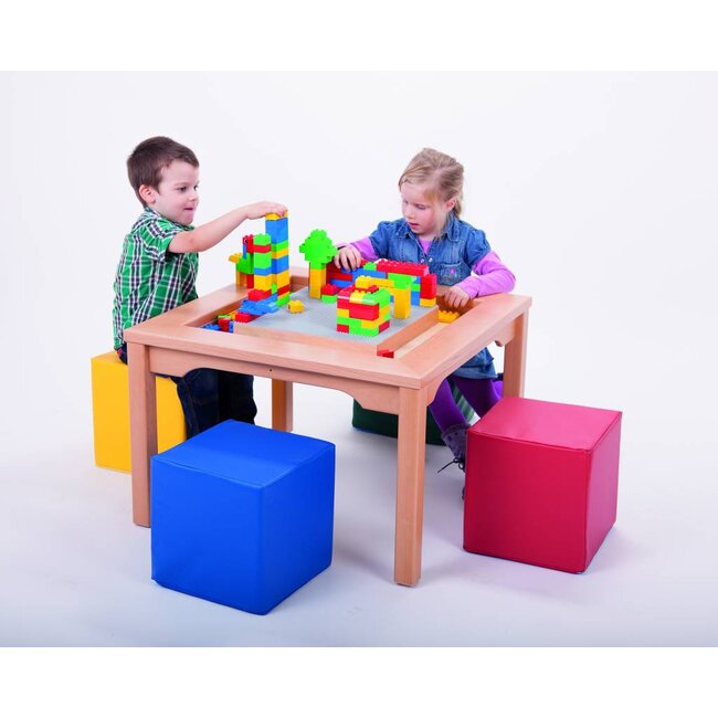 Tafel voor Duplo met 4 poefjes en bouwblokken