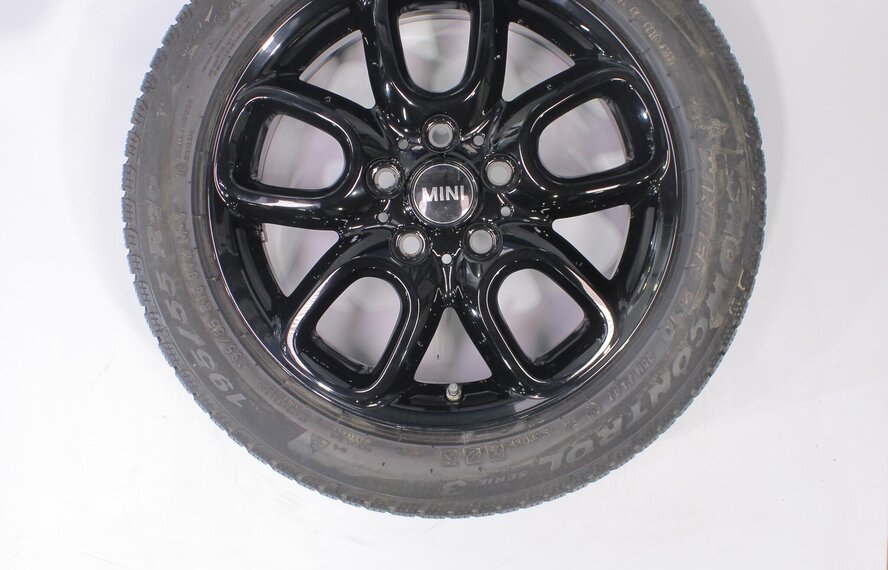 Mini Cooper / S / One / Cabrio F55 F56 F57 494 16 inch Pirelli Runflat Winterbanden Origineel