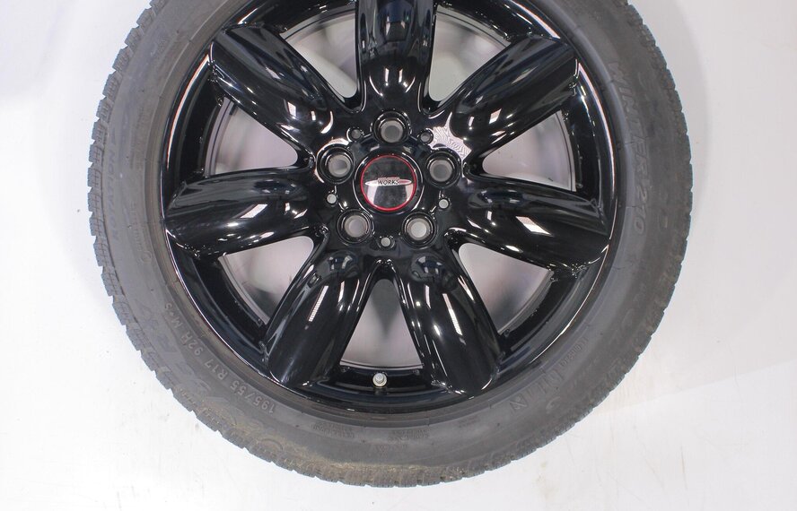 Mini Clubman F54 528 17 inch Pirelli Winterbanden Origineel