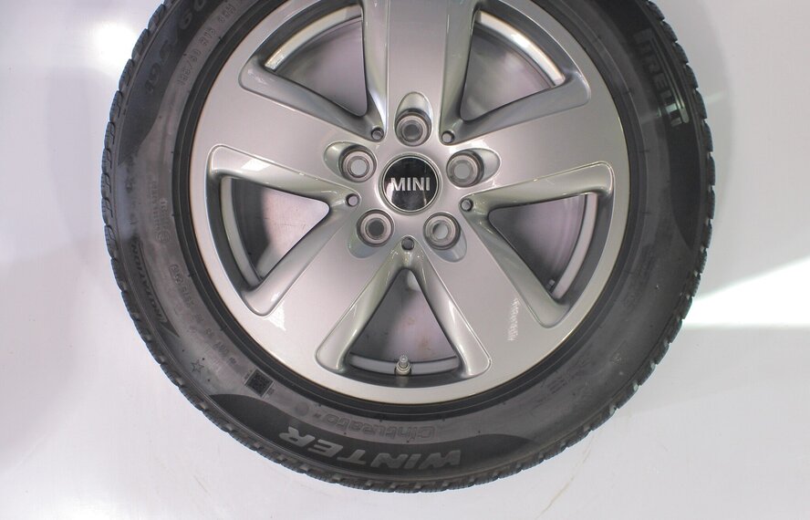 BMW BMW 1 2 serie F40 F44 2 serie Gran Coupe 517 16 inch velgen Pirelli Winterbanden Origineel