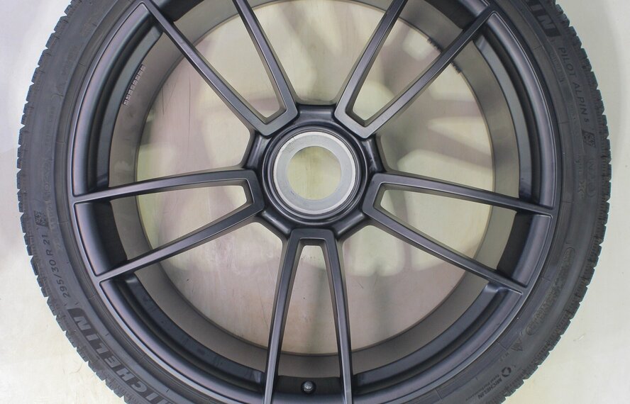 Porsche Porsche 911 992 GTS Turbo S GT3 20 & 21 inch velgen Michelin Winterbanden Origineel