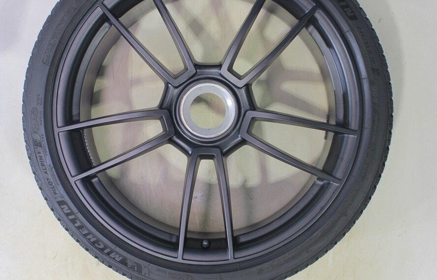 Porsche Porsche 911 992 GTS Turbo S GT3 20 & 21 inch velgen Michelin Winterbanden Origineel