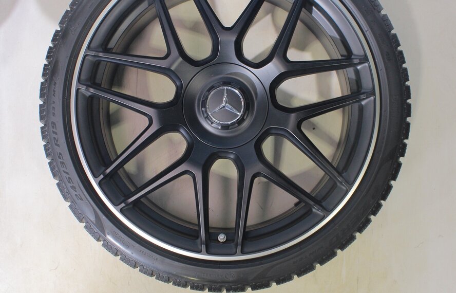 Mercedes Mercedes A45 AMG W177 19 inch velgen Pirelli Winterbanden Origineel