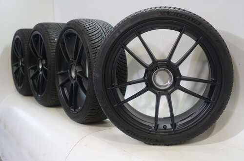 Porsche Porsche 911 992.1 GTS 20 & 21 inch velgen Michelin Winterbanden Origineel