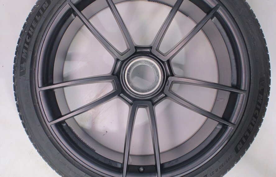 Porsche Porsche 911 992 GTS 20 & 21 inch velgen Michelin Winterbanden Origineel