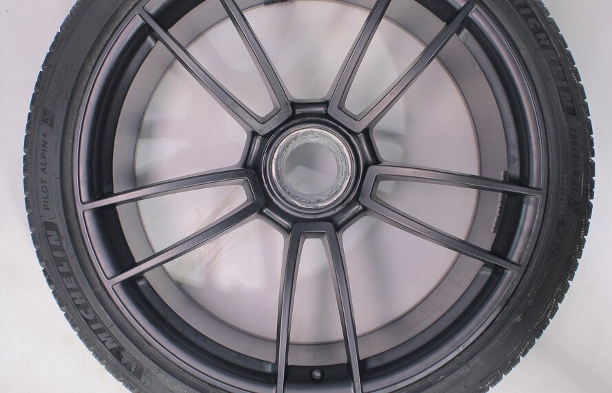 Porsche Porsche 911 992 GTS 20 & 21 inch velgen Michelin Winterbanden Origineel