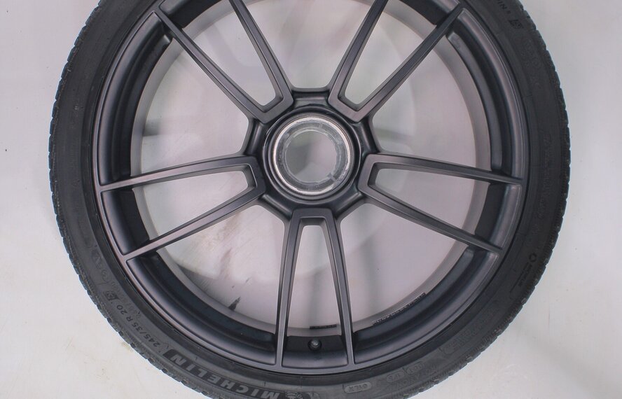 Porsche Porsche 911 992 GTS 20 & 21 inch velgen Michelin Winterbanden Origineel