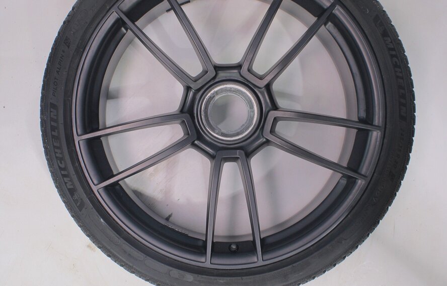 Porsche Porsche 911 992 GTS 20 & 21 inch velgen Michelin Winterbanden Origineel
