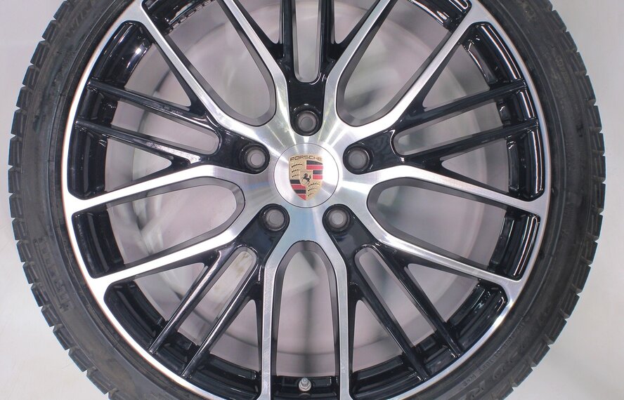 Porsche Porsche Panamera 971 21 inch velgen Pirelli Winterbanden Origineel