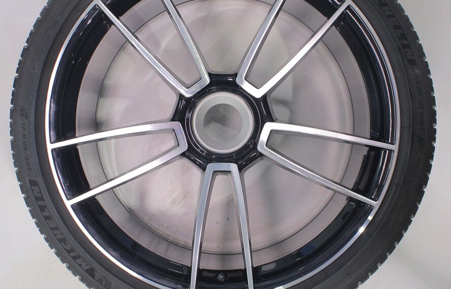 Porsche Porsche 911 992 Turbo S 20 & 21 inch velgen Michelin Winterbanden Origineel