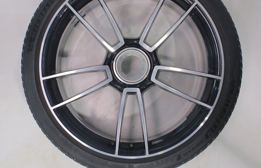Porsche Porsche 911 992 Turbo S 20 & 21 inch velgen Michelin Winterbanden Origineel