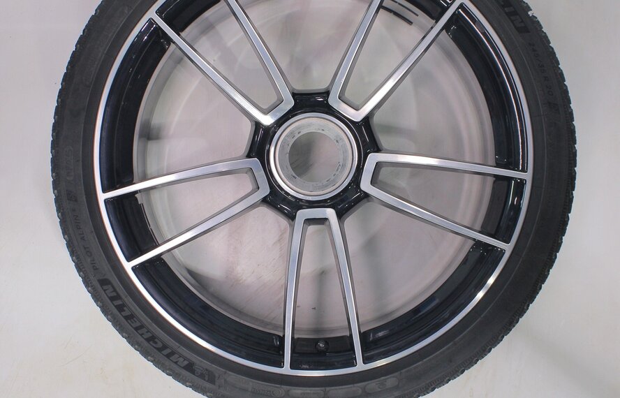 Porsche Porsche 911 992 Turbo S 20 & 21 inch velgen Michelin Winterbanden Origineel