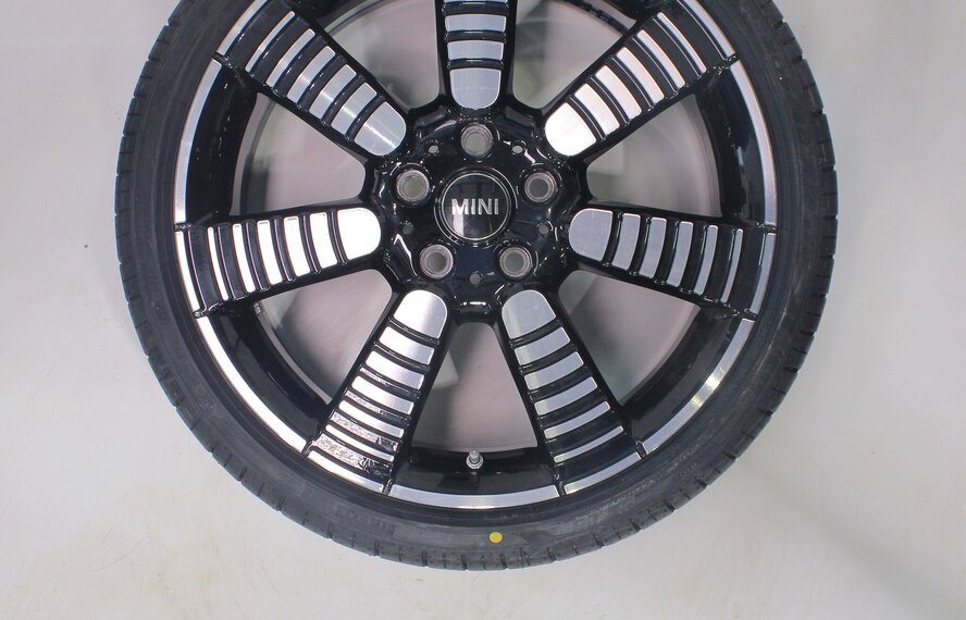 Mini Mini Cooper / S / One / Cabrio F55 F56 F57 900 18 inch velgen Pirelli Runflat Zomerbanden Nieuw Origineel