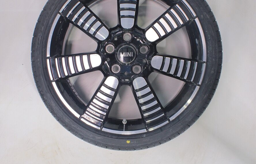 Mini Mini Cooper / S / One / Cabrio F55 F56 F57 900 18 inch velgen Pirelli Runflat Zomerbanden Nieuw Origineel