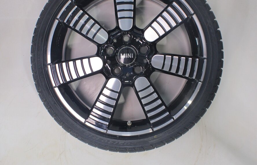 Mini Mini Cooper / S / One / Cabrio F55 F56 F57 900 18 inch velgen Pirelli Runflat Winterbanden Nieuw Origineel