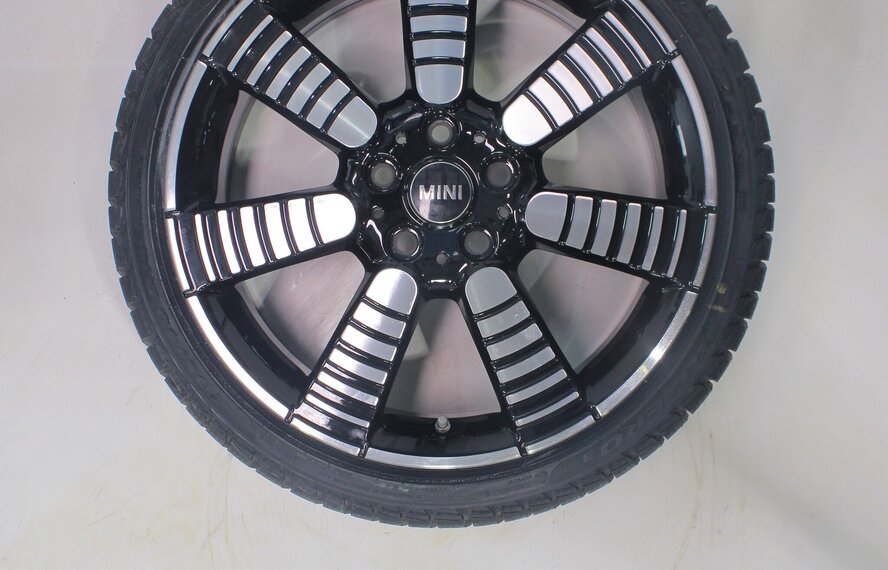 Mini Mini Cooper / S / One / Cabrio F55 F56 F57 900 18 inch velgen Pirelli Runflat Winterbanden Nieuw Origineel