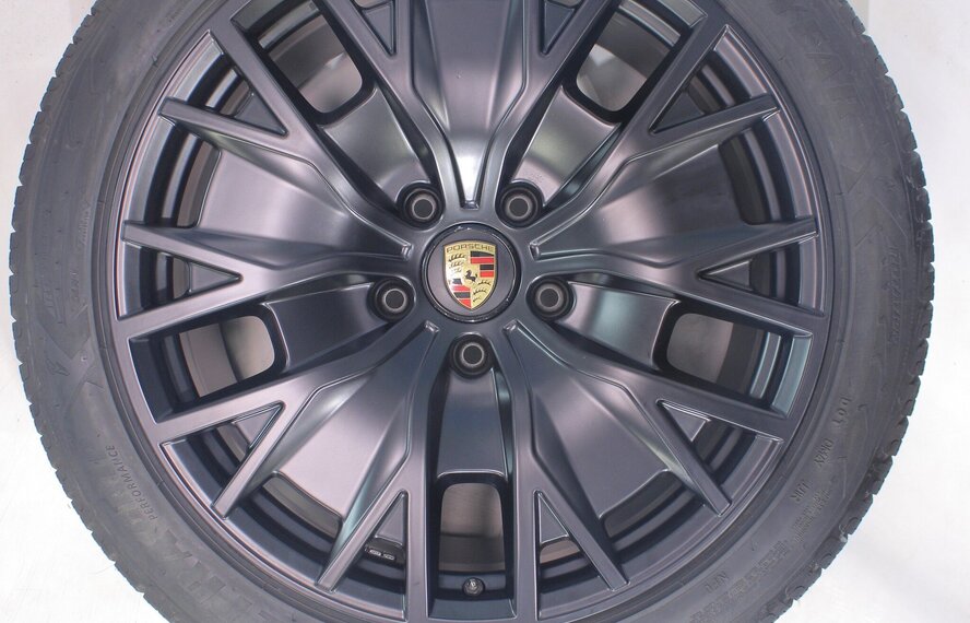 Porsche Porsche Taycan 4S S Turbo 20 inch velgen Goodyear Winterbanden Origineel