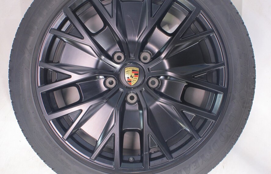 Porsche Porsche Taycan 4S S Turbo 20 inch velgen Goodyear Winterbanden Origineel
