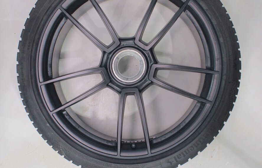 Porsche Porsche 911 992 GTS 20 & 21 inch velgen Continental Winterbanden Origineel