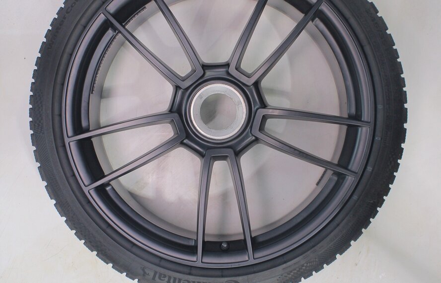 Porsche Porsche 911 992 GTS 20 & 21 inch velgen Continental Winterbanden Origineel