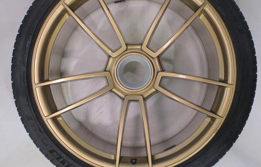 Porsche Porsche 911 992 GTS 20 & 21 inch velgen Michelin Winterbanden Origineel