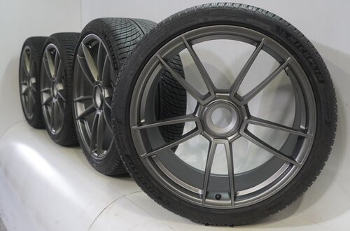 Porsche Porsche 911 992 GTS 20 & 21 inch velgen Michelin Winterbanden Origineel