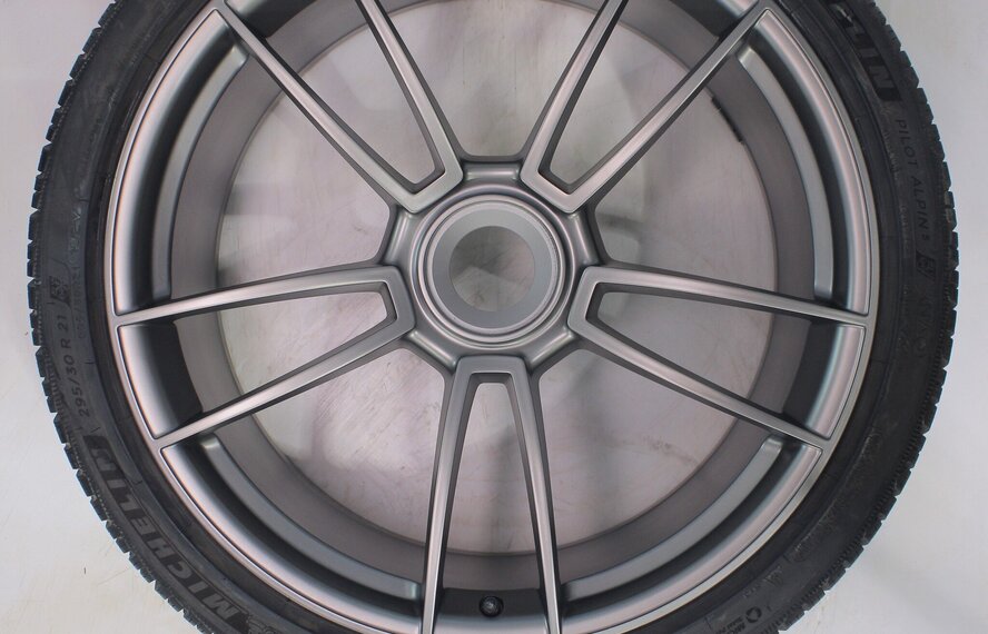 Porsche Porsche 911 992 GTS Turbo S GT3 20 & 21 inch velgen Michelin Winterbanden Origineel