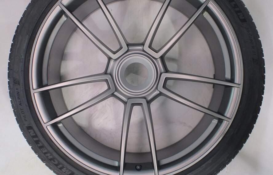 Porsche Porsche 911 992 GTS 20 & 21 inch velgen Michelin Winterbanden Origineel