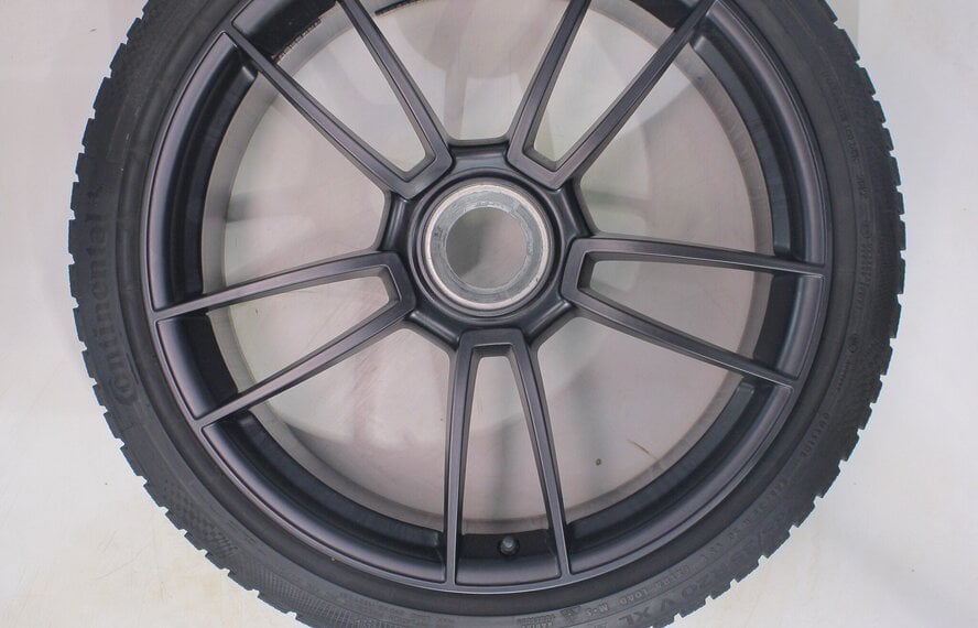 Porsche Porsche 911 992 GTS 20 & 21 inch velgen Continental Winterbanden Origineel
