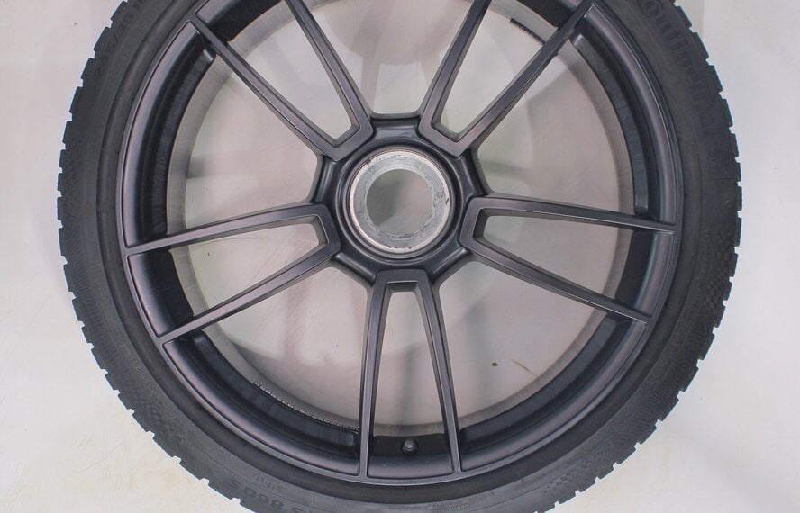 Porsche Porsche 911 992 GTS 20 & 21 inch velgen Continental Winterbanden Origineel