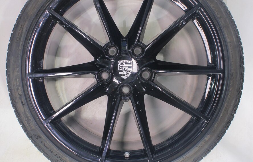 Porsche Porsche 911 992 Carrera S 4S Targa 4S 20 & 21 inch velgen Michelin Winterbanden Origineel