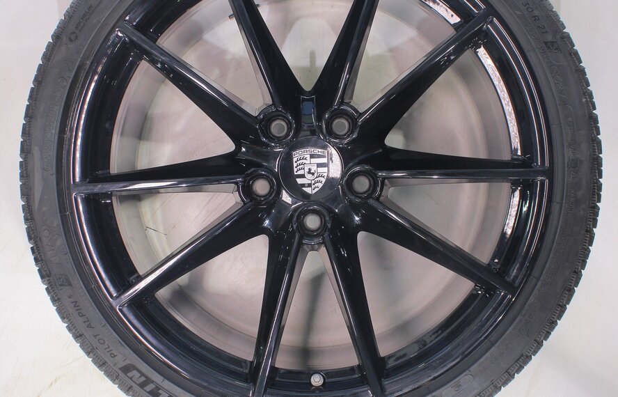 Porsche Porsche 911 992 Carrera S 4S Targa 4S 20 & 21 inch velgen Michelin Winterbanden Origineel