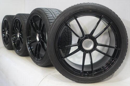 Porsche Porsche 911 992.1 GTS 20 & 21 inch velgen Continental Winterbanden Origineel