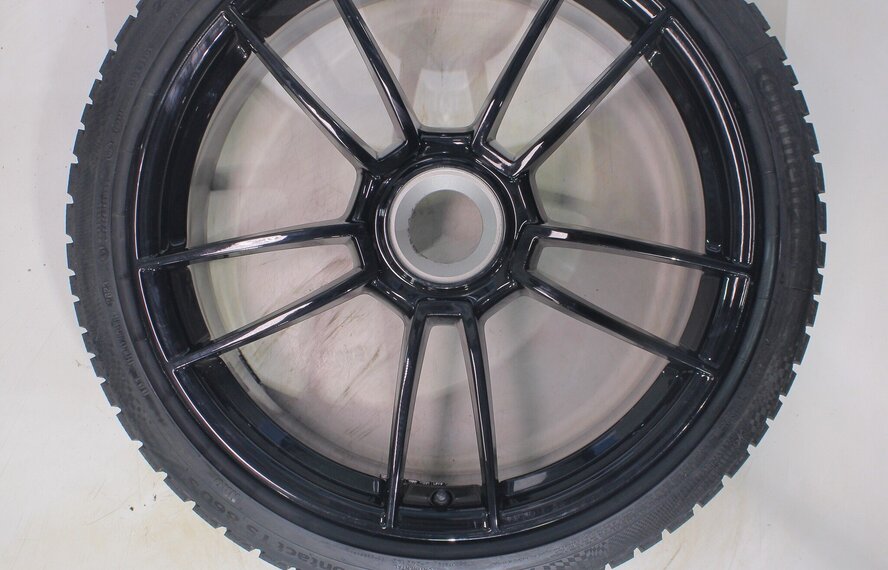 Porsche Porsche 911 992 GTS 20 & 21 inch velgen Continental Winterbanden Origineel