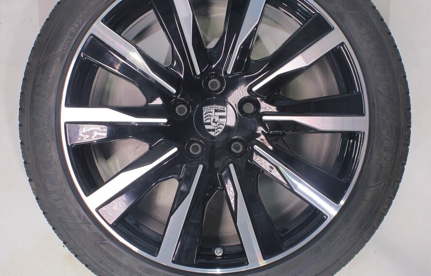 Porsche Porsche Taycan 4S S Turbo 20 inch velgen Goodyear Winterbanden Origineel