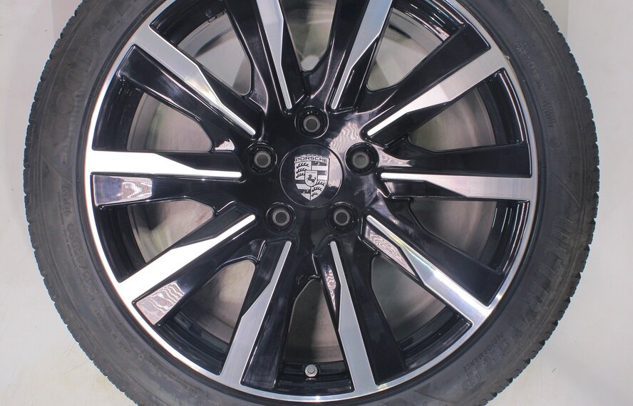 Porsche Porsche Taycan 4S S Turbo 20 inch velgen Goodyear Winterbanden Origineel