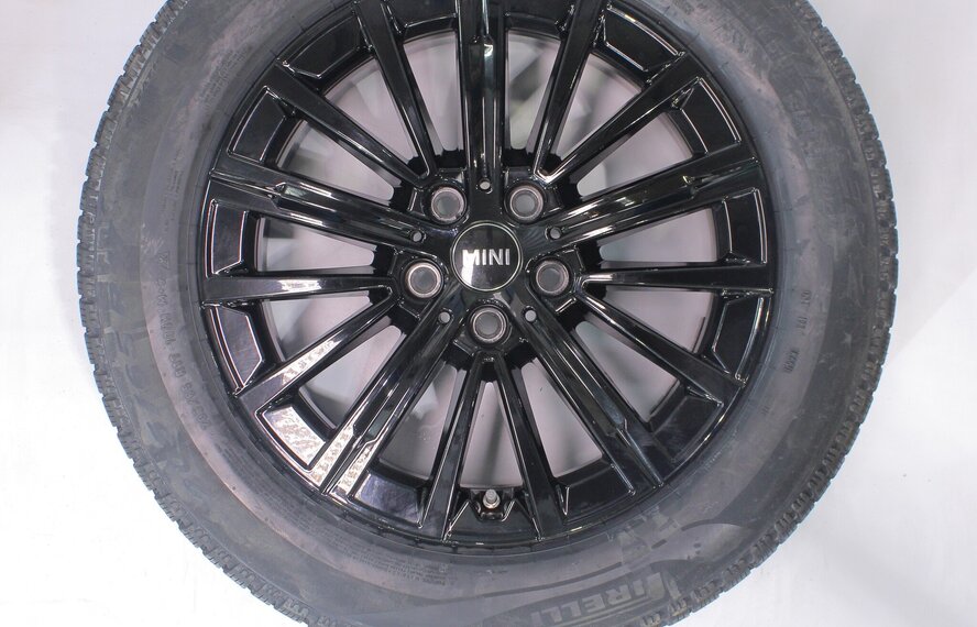 Mini U25 Countryman 833 17 inch velgen Pirelli Winterbanden Nieuw Origineel
