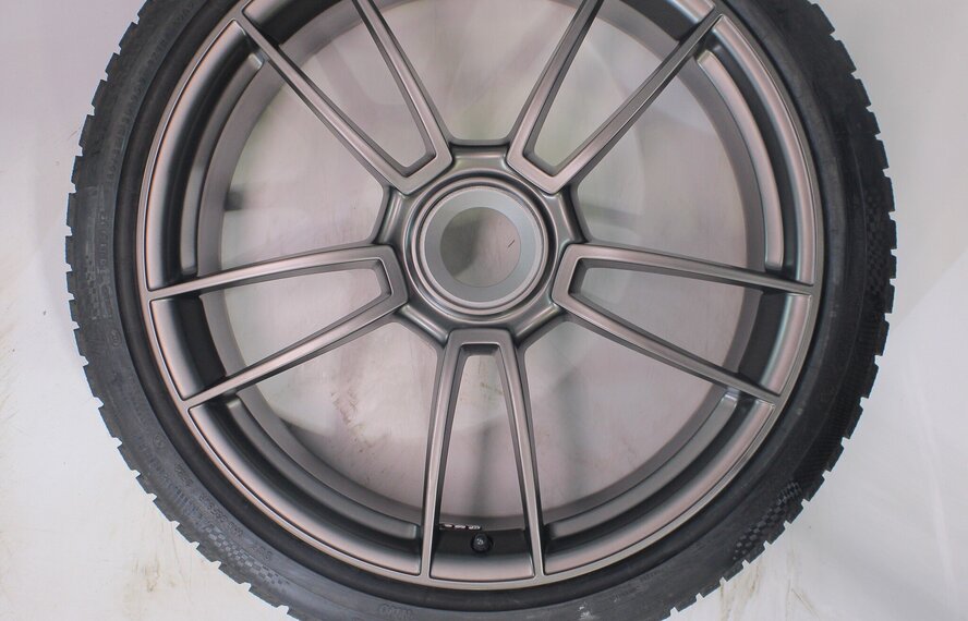 Porsche Porsche 911 992 GTS 20 & 21 inch velgen Continental Winterbanden Origineel